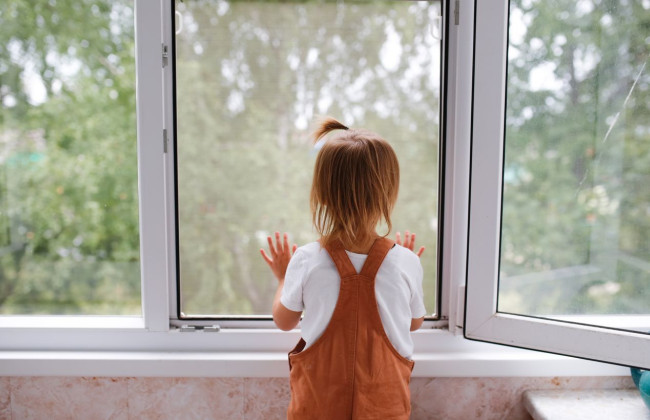 В Одесской области 6-летняя девочка оперлась на москитную сетку и выпала из окна: ребенок погиб на месте