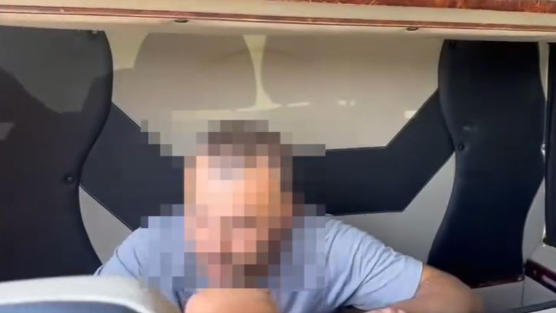 На Буковині водій мікроавтобуса у спеціальному схованку намагався вивезти за кордон ухилянта, відео