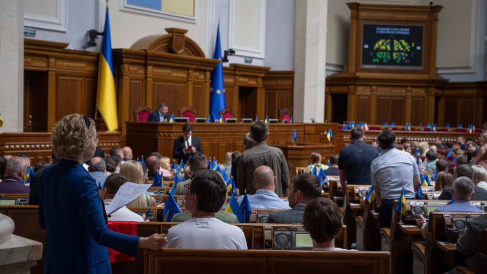 Верховная Рада увеличила месячный фонд для оплаты труда помощников народного депутата до 132,6 тысяч грн
