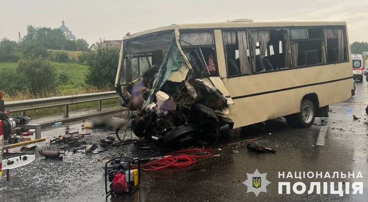 На Львівщині автобус зіткнувся з автопоїздом, є загиблі