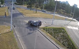 ДТП з перекиданням у Києві: дорогу не поділили два позашляховика, відео