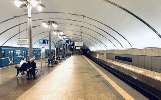 Защитных экранов пока не будет: какие меры планируют принять в метро Киева от падения пассажиров под поезда