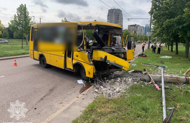 Во Львове маршрутка врезалась в опору электропередач: двое пострадавших