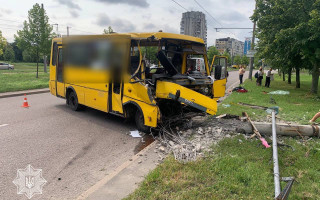 Во Львове маршрутка врезалась в опору электропередач: двое пострадавших