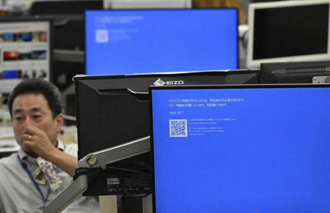 В аэропортах Европы и США из-за технического сбоя вместо табло - синие экраны: фото и видео