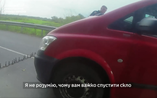 На Закарпатті водій мікроавтобуса порізав на блок-посту прикордонника, відео