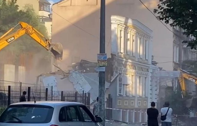 В Киеве сносят историческую усадьбу 1890 года, видео