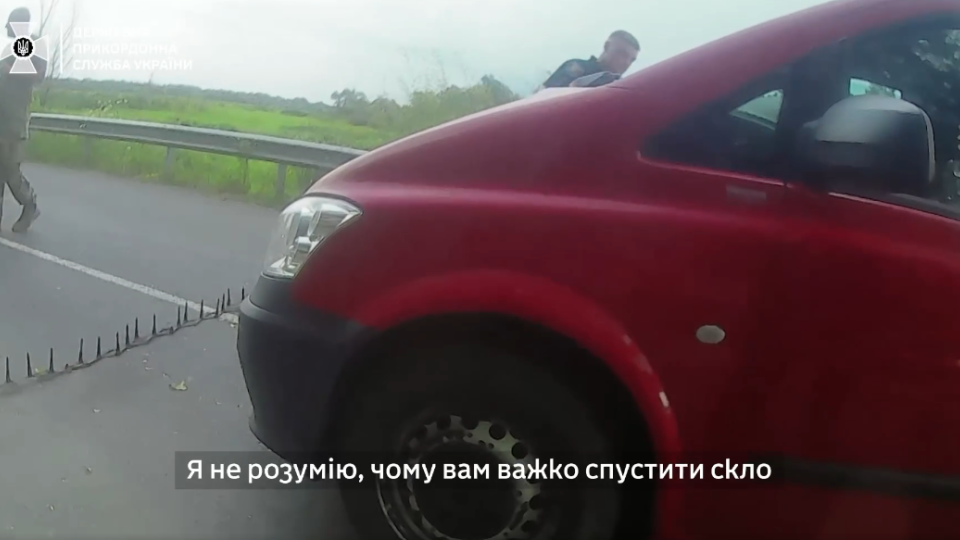 На Закарпатье водитель микроавтобуса порезал на блок-посте пограничника, видео