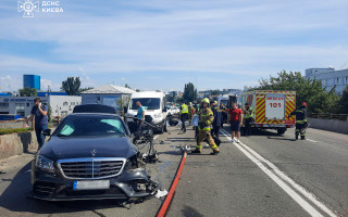 В Киеве произошло масштабное ДТП – с проезжей части смывали горючее