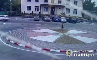 На Киевщине женщина совершила самоподжог возле помещения суда: видео