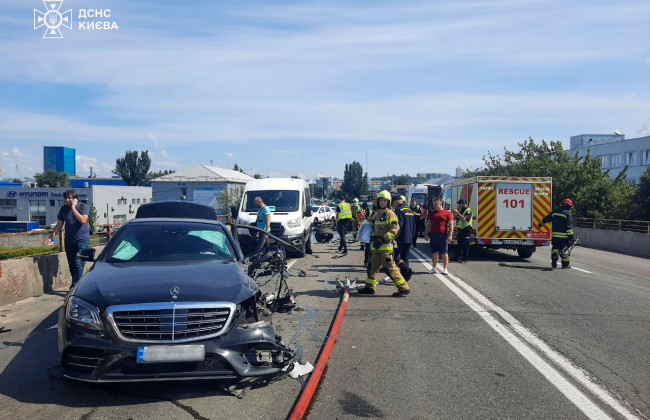 В Киеве произошло масштабное ДТП – с проезжей части смывали горючее