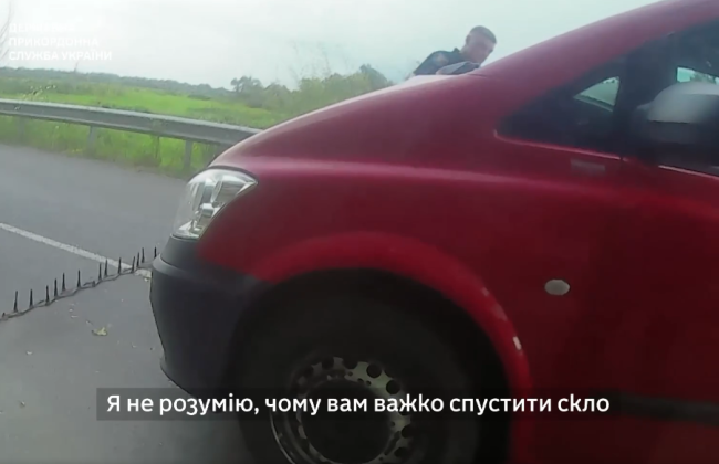 На Закарпатье водитель микроавтобуса порезал на блок-посте пограничника, видео
