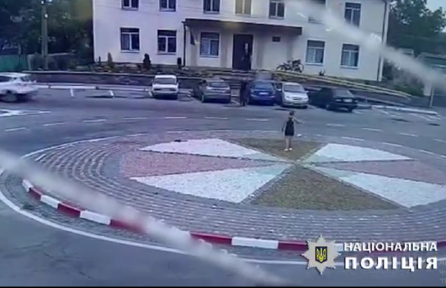 На Киевщине женщина совершила самоподжог возле помещения суда: видео