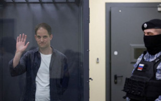 У рф журналіста WSJ Евана Гершковича засудили до 16 років колонії у справі про шпигунство