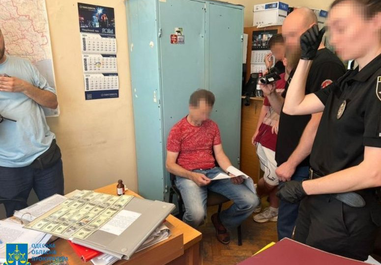 $1000 за «бронь» працівників критичної інфраструктури: чиновник Одеської ОДА погорів на хабарі