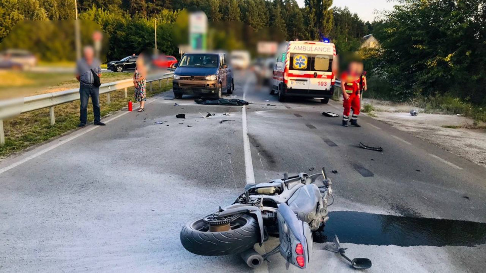 На Киевщине погиб 18-летний мотоциклист в результате двойного столкновения с автомобилями