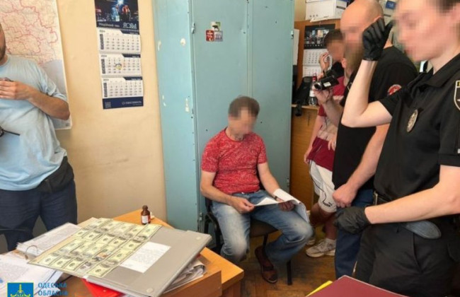 $1000 за «бронь» працівників критичної інфраструктури: чиновник Одеської ОДА погорів на хабарі