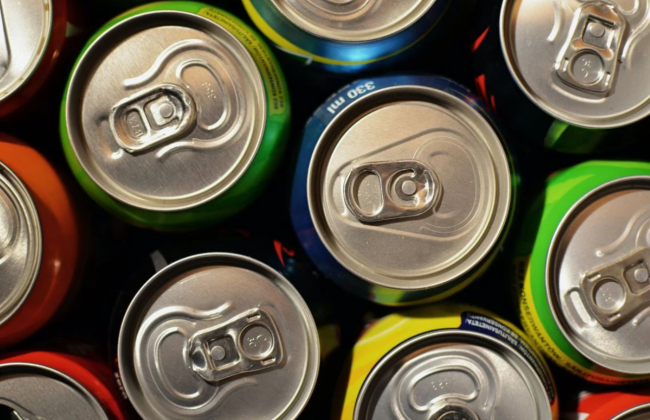 Можно ли продавать энергетические напитки несовершеннолетним: ответ Госпродпотребслужбы