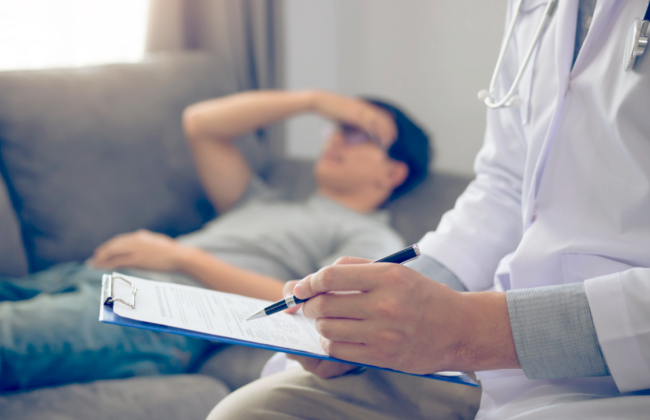 Стало известно, может ли семейный врач приезжать по вызову домой к пациенту