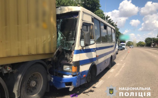 Под Одессой маршрутка врезалась в грузовик: пострадали 13 человек
