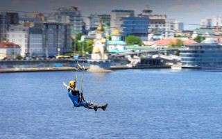 У Києві обірвався трос атракціону-спуску через Дніпро: на ньому в цей час спускалась людина, відео