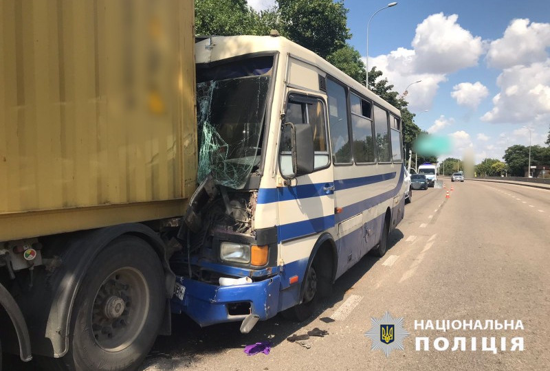 Під Одесою маршрутка врізалася у вантажівку: постраждали 13 осіб