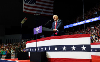 «Я получил пулю за демократию», – Трамп провел первый митинг после покушения