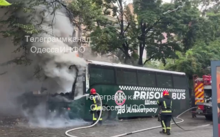 В Одесі чоловік підпалив автобус, бо подумав, що це ТЦК: відео