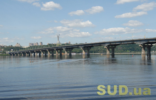 В Киеве с моста Патона полился «водопад», видео