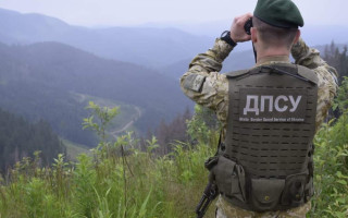 Пограничники спасли в Карпатах мокрого и истощенного мужчину