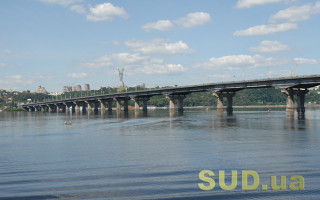 У Києві з мосту Патона полився «водоспад», відео