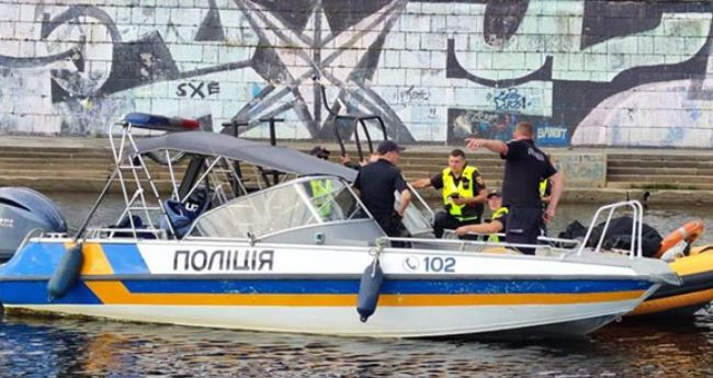 Спасатели на Днепре продолжили поиски парня, который упал в реку из-за аварии на аттракционе