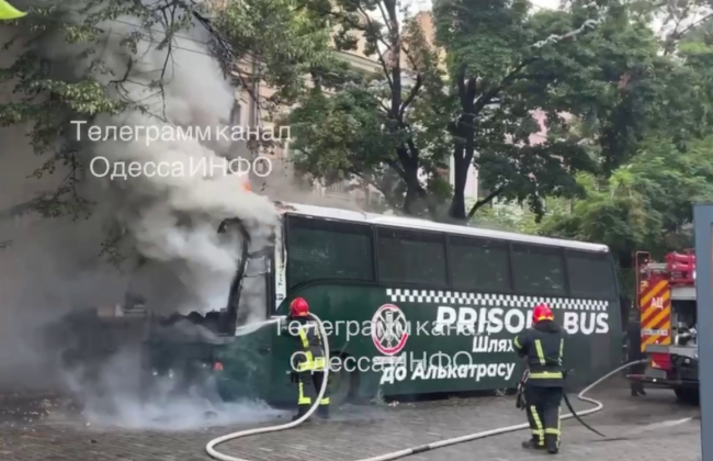 В Одессе мужчина поджег автобус, потому что подумал, что это ТЦК: видео