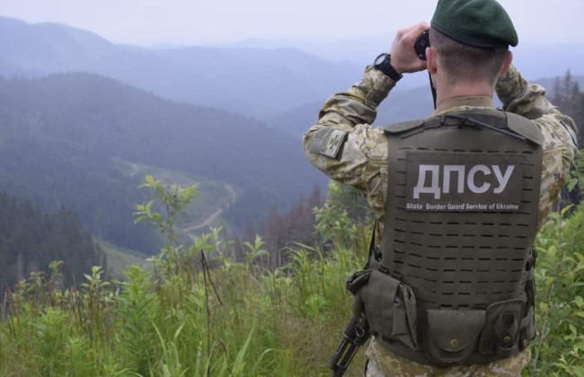 Пограничники спасли в Карпатах мокрого и истощенного мужчину