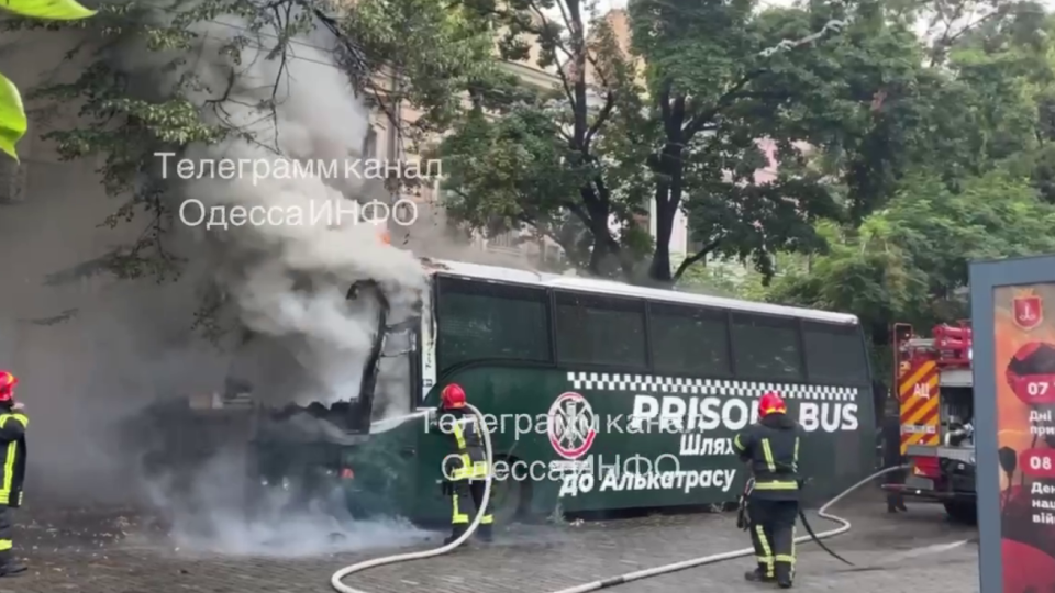 В Одессе мужчина поджег автобус, потому что подумал, что это ТЦК: видео