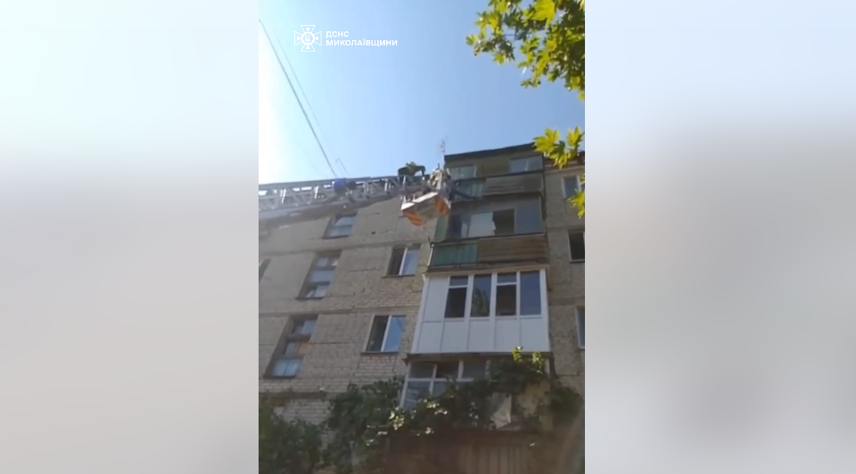 В Николаеве мужчина повис на 5 этаже за балконом вверх ногами, видео