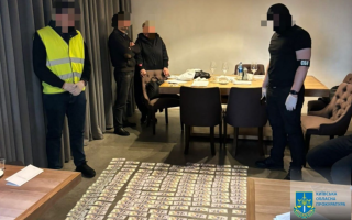 Получение взятки более чем в 21 000 долларов: в Киеве будут судить должностное лицо института НААН Украины и двух пособников