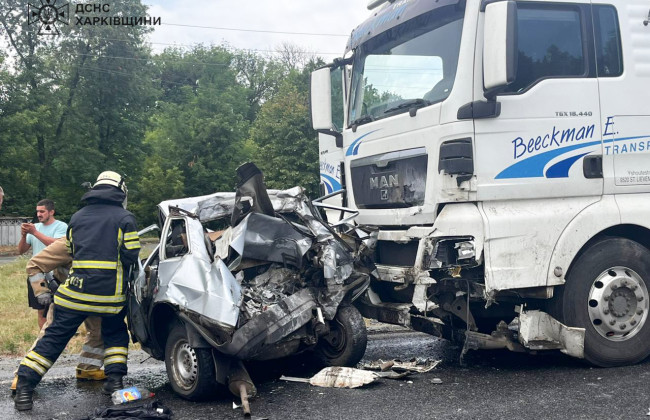 На Харьковщине столкнулись грузовик и легковушка: погибли три человека, среди них ребенок