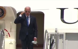 Джо Байден впервые появился на публике после снятия с выборов, видео