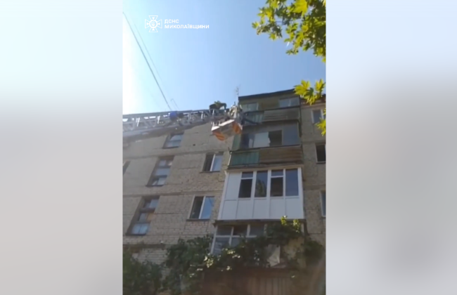 У Миколаєві чоловік повис на 5 поверсі за балконом догори ногами, відео