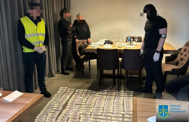 Получение взятки более чем в 21 000 долларов: в Киеве будут судить должностное лицо института НААН Украины и двух пособников