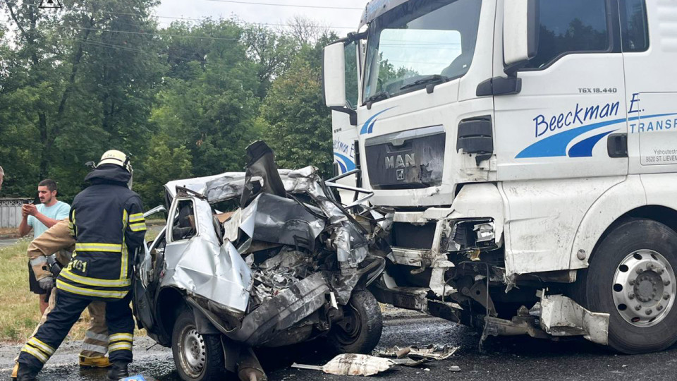 На Харьковщине столкнулись грузовик и легковушка: погибли три человека, среди них ребенок