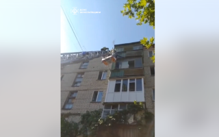В Николаеве мужчина повис на 5 этаже за балконом вверх ногами, видео