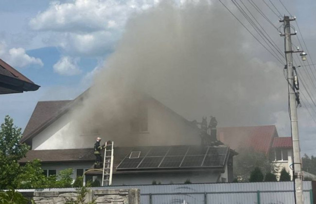 На Київщині через замикання сонячних батарей сталася пожежа: загинула 95-річна жінка