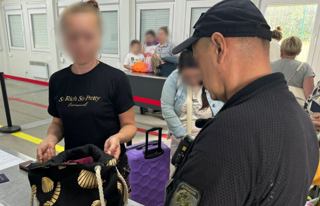 У жінки, яка прямувала в Польщу, вилучили церковні стародруки 17-18 століття