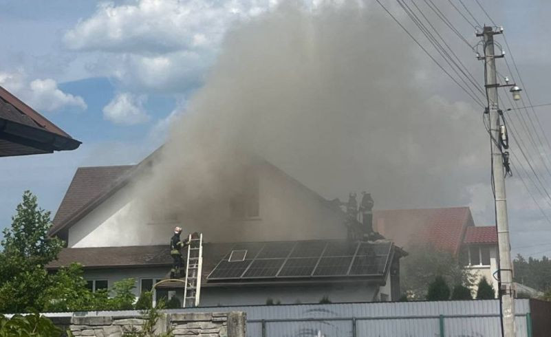 На Київщині через замикання сонячних батарей сталася пожежа: загинула 95-річна жінка