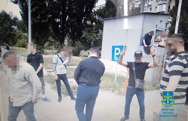 Захватывали паркинги и требовали деньги с водителей: в Киеве будут судить преступную организацию