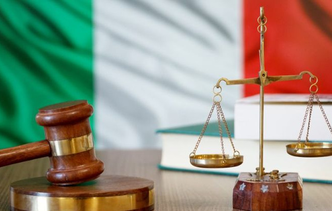 Родителей экс-премьера Италии отправили за решетку за финансовые махинации