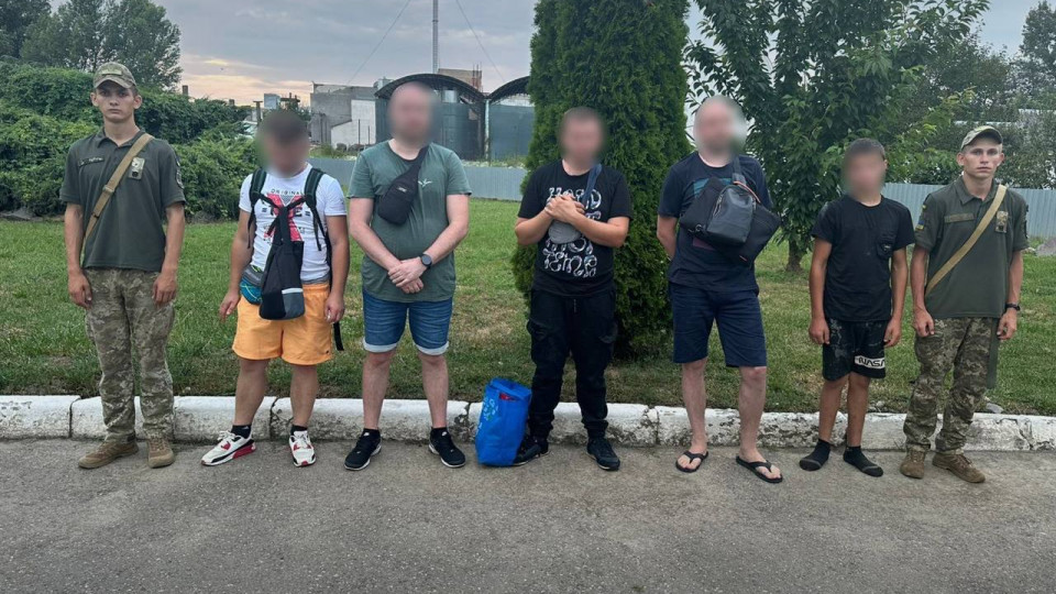 На границе с Венгрией задержали группу мужчин с 14-летним «поводырем»