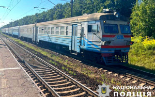 На Київщині під колеса потягу потрапив чоловік